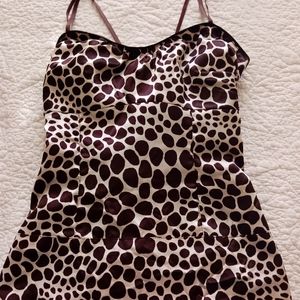 Satin animal print top. With removable spaghetti straps. By Guess
